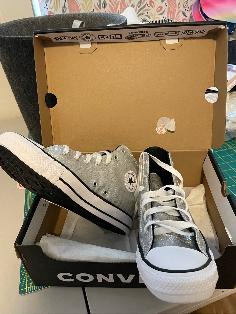Converse Big Kids 6/ Women’s 8 Silver Glitter Chuck Taylor Sneakers